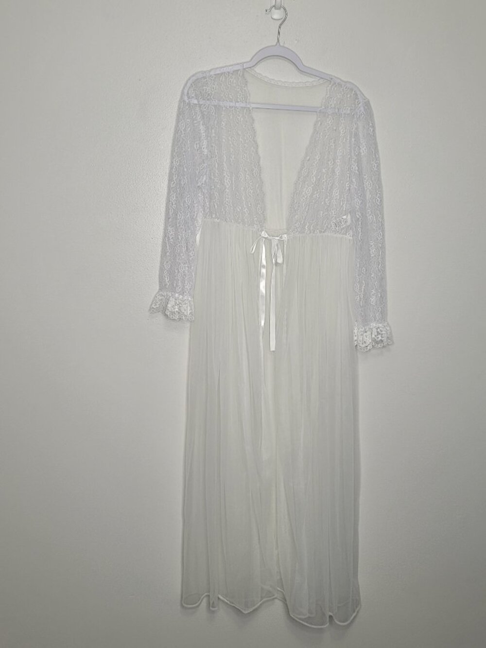 White semi sheer tie front lace long sleeve night robe dainty bridal size large